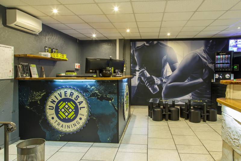 Décoration intérieur d’ une salle de sport en adhésif et impression de logo en pvc découpé rétro éclairé à Mougins dans les Alpes-Maritimes