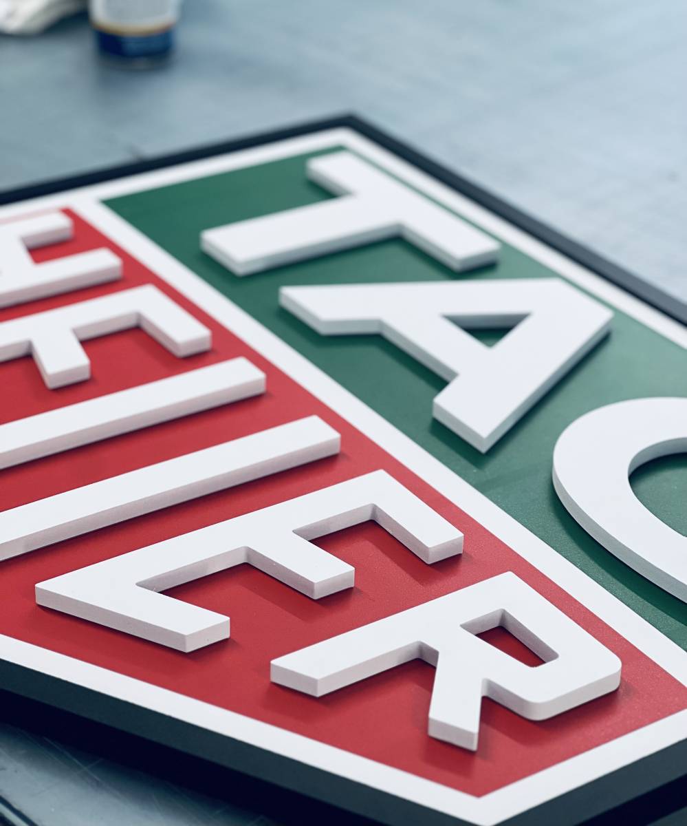 Logo réalisé en PVC 20 mm, découpé à la forme et habillé en adhésif teinté masse à Nice